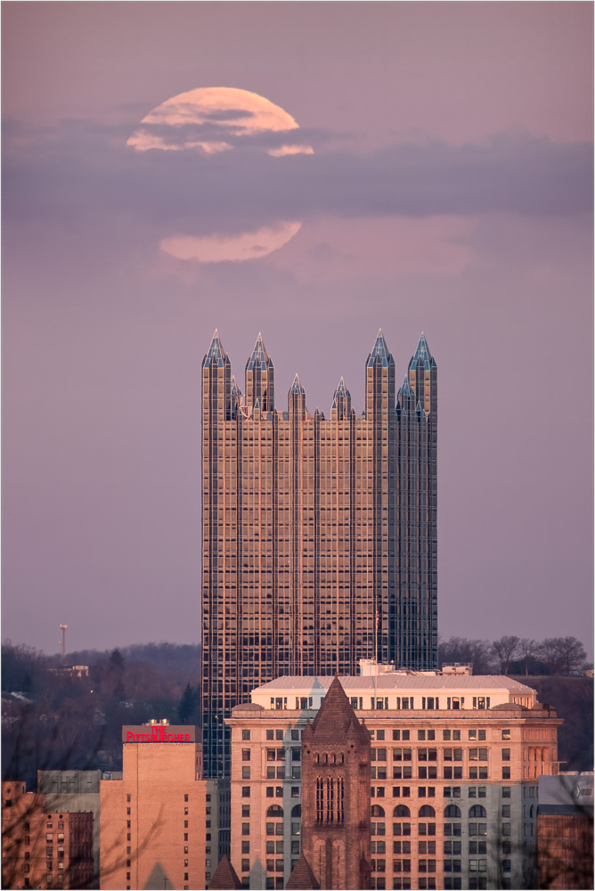 Luna-Above-The-Castle.jpg