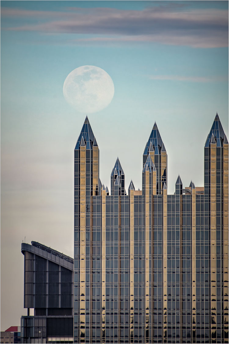 Super-Luna-And-The-Downtown-Castle.jpg